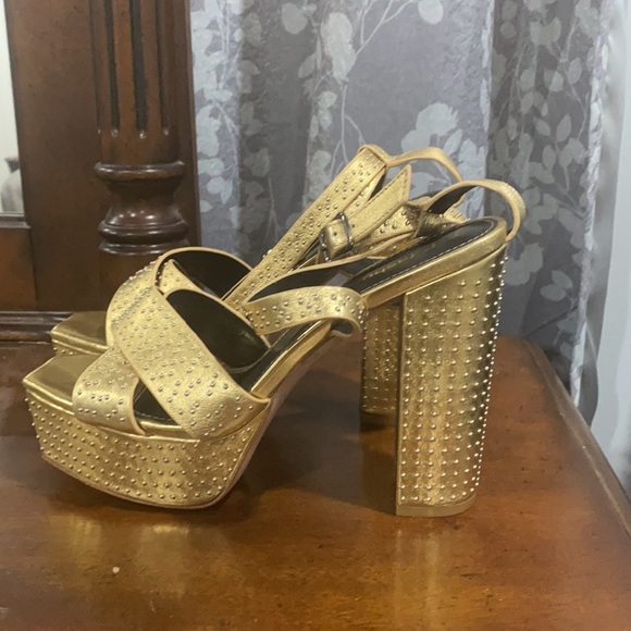 Selling shoes - Picture 2 of 2